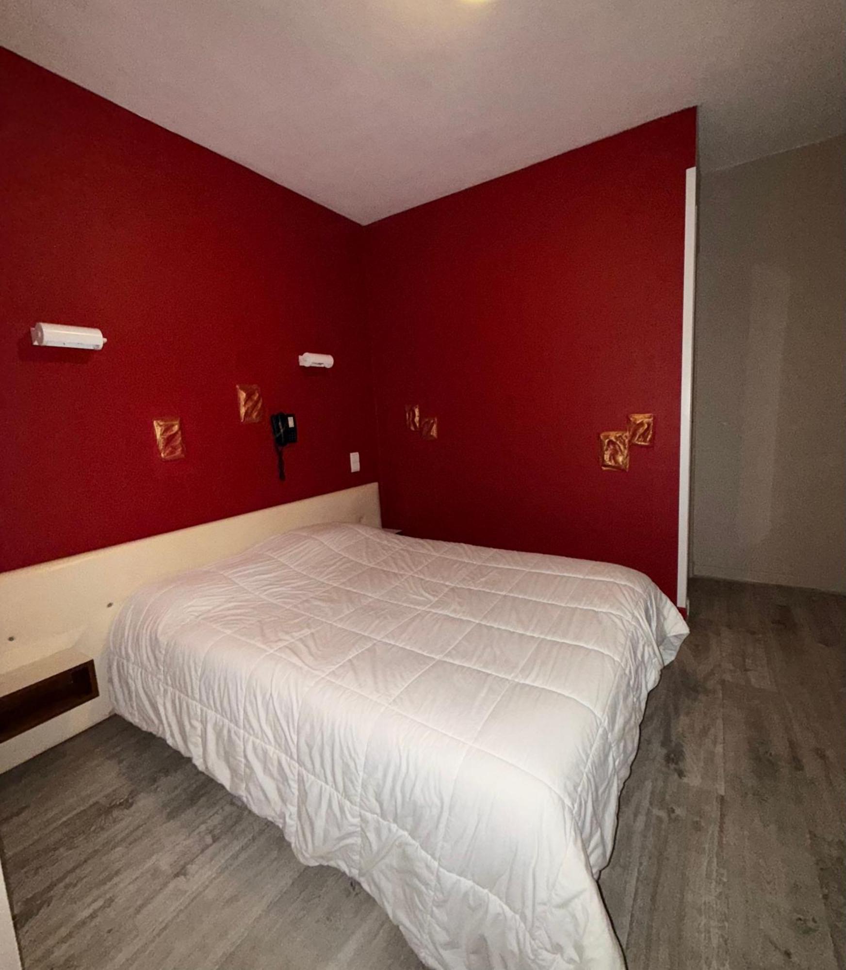Le Relais De La Route Bleue Hotel Saint-Loup  ภายนอก รูปภาพ
